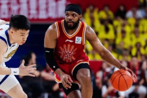 开云体育下载-马尔科-奈特半场5中1得到5分2篮板2助攻，出现3次失误